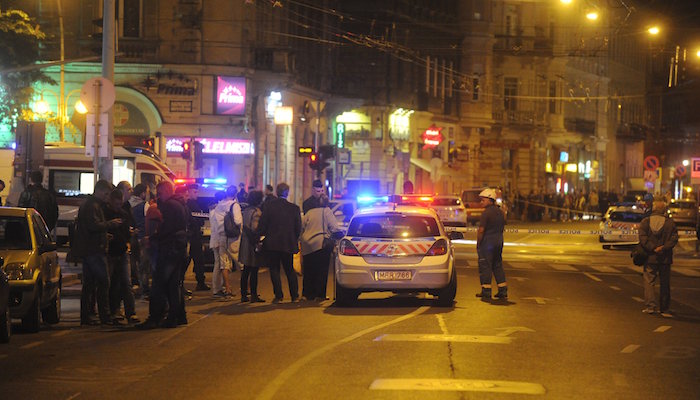 Rendőrautó a Király utca és a Teréz körút kereszteződéséhez, ahol az ismeretlen eredetű robbanás történt. (Fotó: MTI, Mihádák Zoltán)