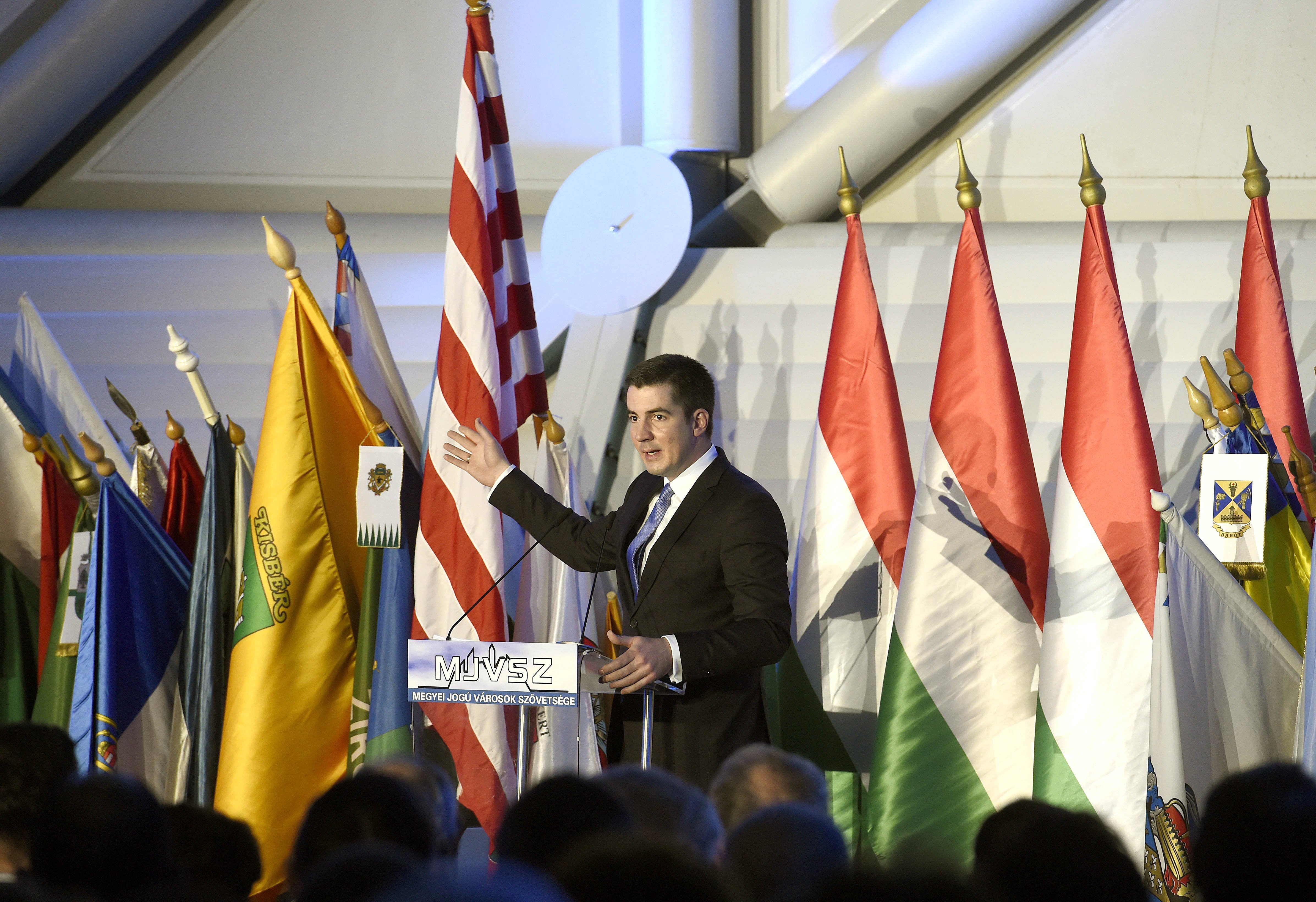 Budapest, 2018. január 12. Kocsis Máté (Fidesz-KDNP), Józsefváros polgármestere beszédet mond a Megyei Jogú Városok Szövetségének (MJVSZ) konferenciáján Budapesten, a Bálna Rendezvényközpontban 2018. január 12-én. A konferenciát a Polgármesteri összefogás a bevándorlásszervezõ irodákkal szemben címmel rendezik. MTI Fotó: Bruzák Noémi